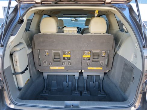 Used 2011 Toyota Sienna XLE image 43