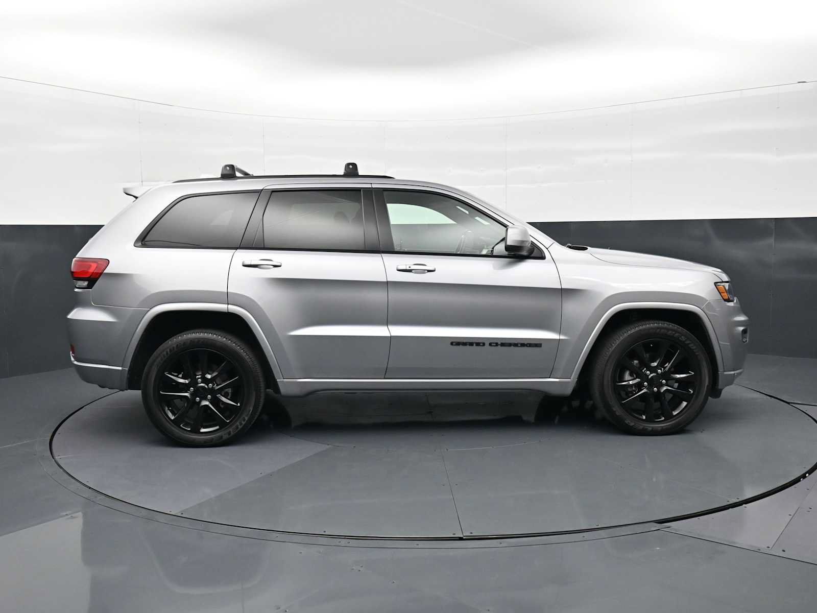 Used 2019 Jeep Grand Cherokee Altitude AWD/4WD image 26
