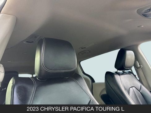 Used 2023 Chrysler Pacifica Touring-L FWD image 23