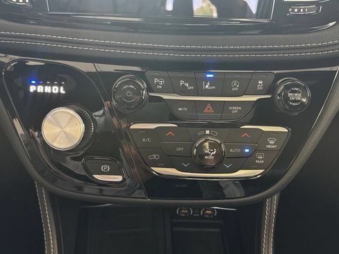 Certified 2023 Chrysler Pacifica Limited w/ Uconnect Theater Family Group FWD image 23