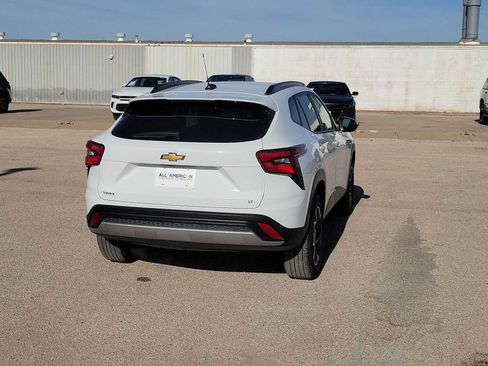 Used 2025 Chevrolet Trax LT FWD image 8