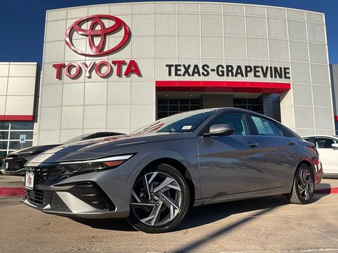 Used 2025 Hyundai Elantra Limited image 2