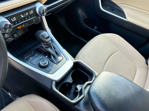Used 2021 Toyota RAV4 LE AWD/4WD image 20