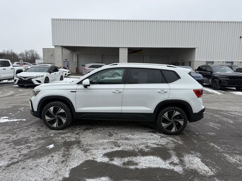 Used 2024 Volkswagen Taos SE image 9