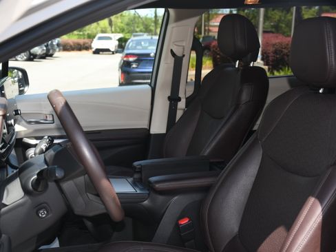 Certified 2023 Toyota Sienna Platinum FWD image 13