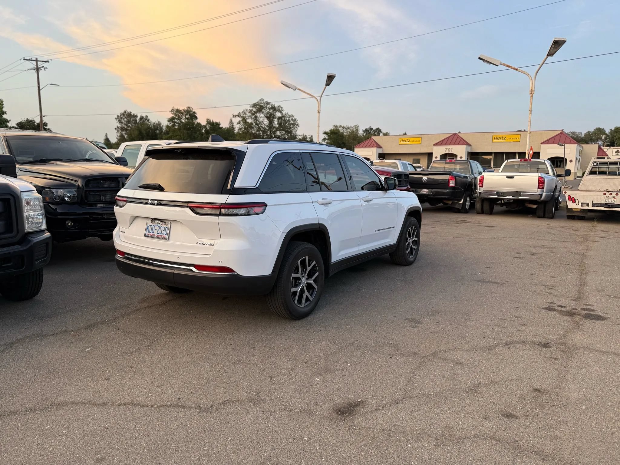 Used 2023 Jeep Grand Cherokee Limited w/ Luxury Tech Group II AWD/4WD image 3