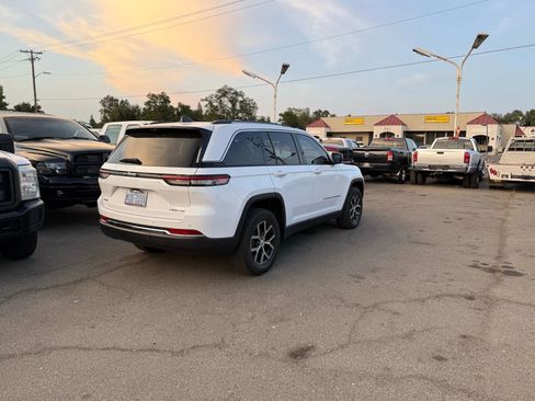 Used 2023 Jeep Grand Cherokee Limited w/ Luxury Tech Group II image 3