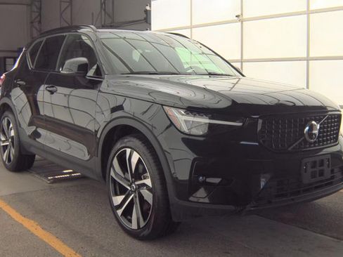 Used 2025 Volvo XC40 B5 Plus AWD/4WD image 2