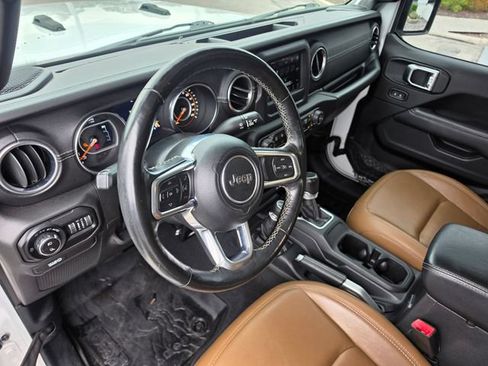 Used 2020 Jeep Gladiator Overland w/ LED Lighting Group AWD/4WD image 17