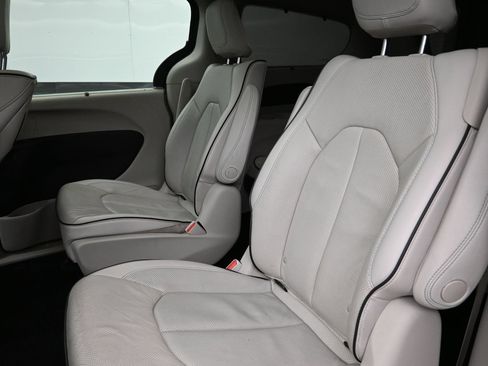 Used 2018 Chrysler Pacifica Limited w/ Advanced Safetytec Group FWD image 22