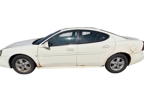 Used 2006 Pontiac Grand Prix w/ Preferred Package FWD image 2