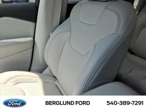 Used 2021 Jeep Cherokee Latitude Lux w/ Comfort/Convenience Group AWD/4WD image 32