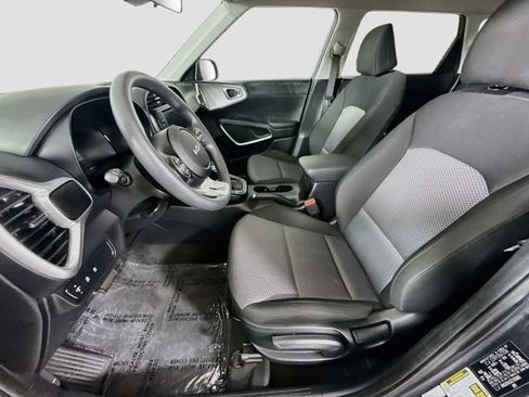 Used 2025 Kia Soul LX w/ LX Technology Package FWD image 19