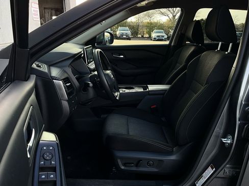 Used 2025 Nissan Rogue SV image 10