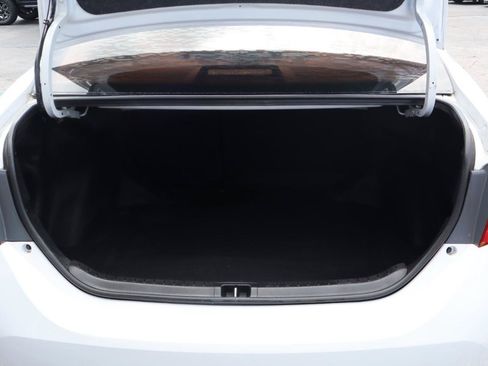 Used 2018 Toyota Corolla LE FWD image 11