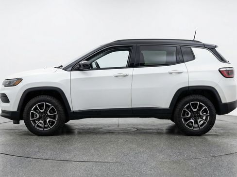Used 2025 Jeep Compass Trailhawk AWD/4WD image 5
