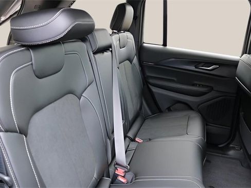 New 2025 Jeep Grand Cherokee Altitude image 17