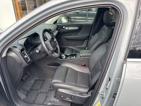 Certified 2025 Volvo XC40 B5 Plus AWD/4WD image 20