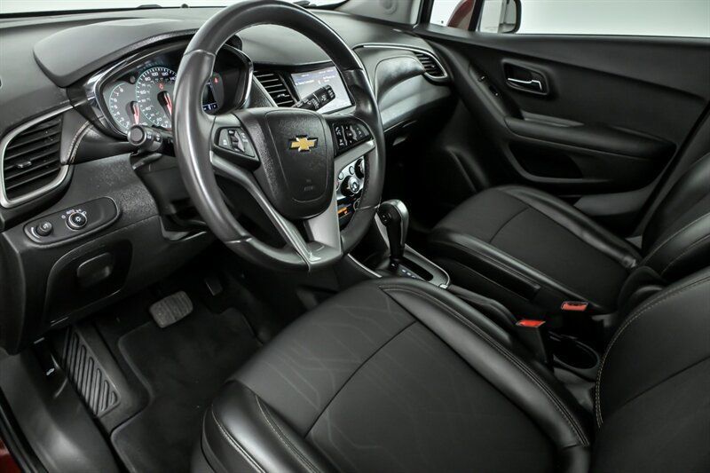 Used 2020 Chevrolet Trax LT AWD/4WD image 16