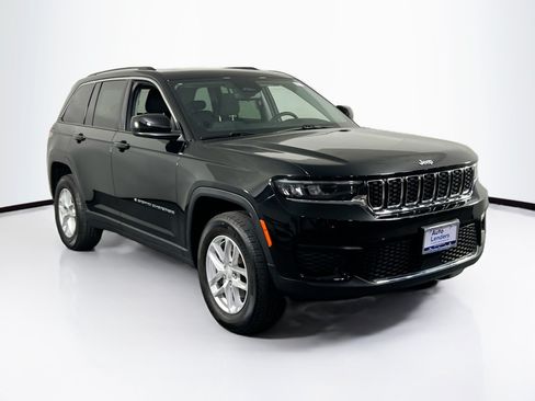 Used 2023 Jeep Grand Cherokee Laredo w/ Luxury Tech Group I AWD/4WD image 3