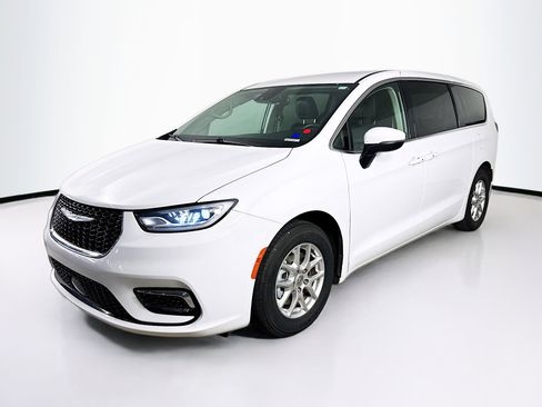 Used 2023 Chrysler Pacifica Touring-L FWD image 4