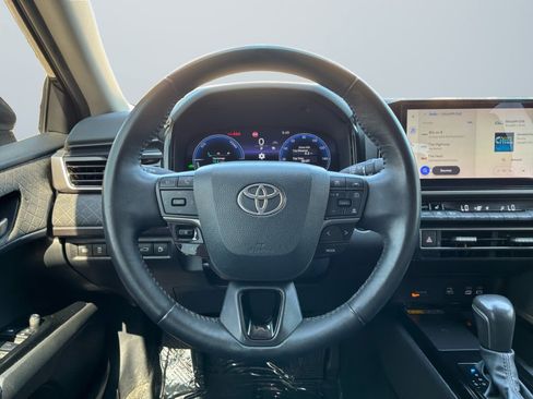 Used 2025 Toyota Camry XLE FWD image 11