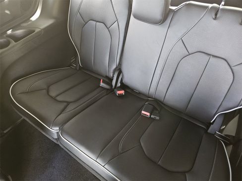 New 2025 Chrysler Pacifica Limited image 31