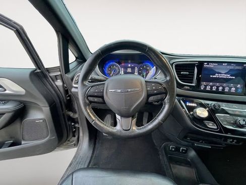 Used 2019 Chrysler Pacifica Touring-L Plus w/ S Appearance Package FWD image 12