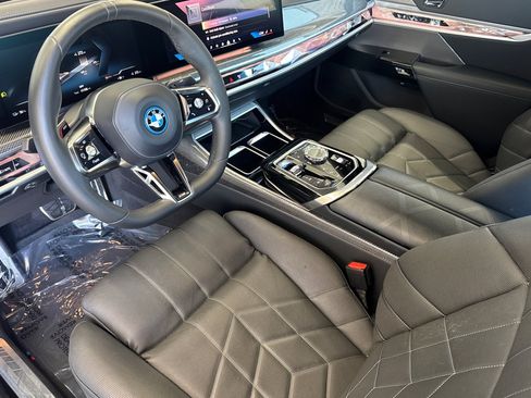 Used 2023 BMW i7 xDrive60 AWD/4WD image 4