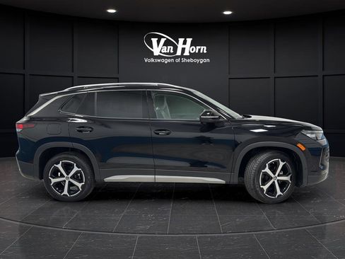 Used 2025 Volkswagen Tiguan SE image 2