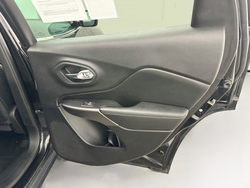 Used 2019 Jeep Cherokee Limited AWD/4WD image 33