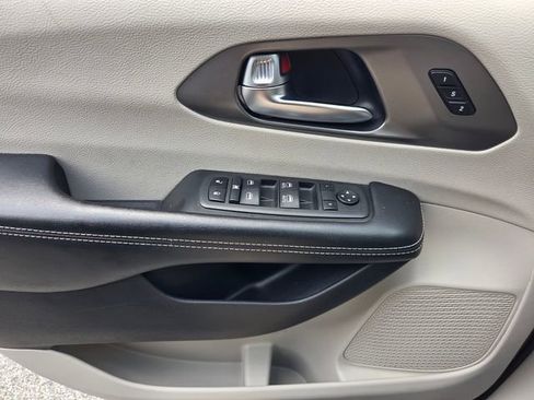Used 2022 Chrysler Pacifica Touring-L FWD image 24