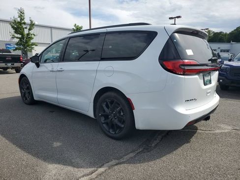 New 2026 Chrysler Pacifica Limited w/ S Appearance Package FWD image 4