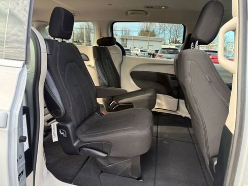 Used 2023 Chrysler Voyager LX image 21