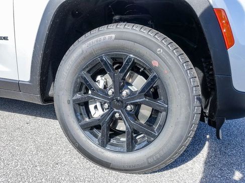 New 2025 Jeep Grand Cherokee Altitude image 4