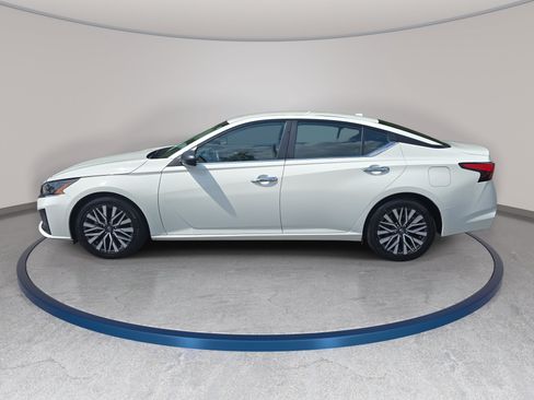 Used 2025 Nissan Altima 2.5 SV FWD image 8