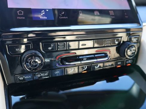 Used 2024 Jeep Grand Cherokee Limited image 17