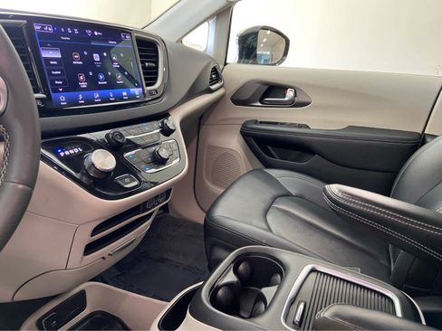 Used 2024 Chrysler Pacifica Touring-L image 34