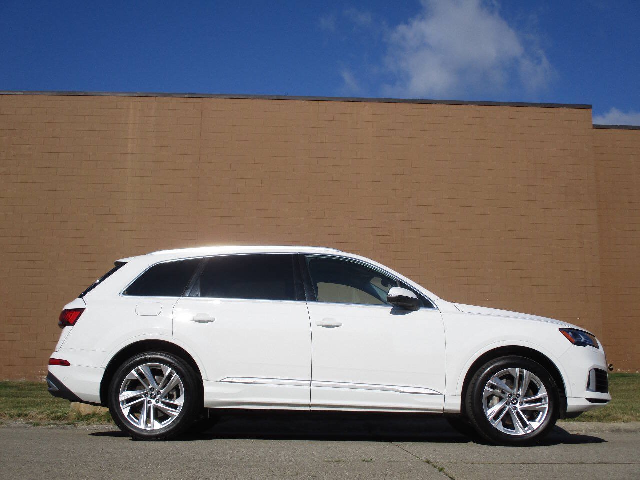 Used 2023 Audi Q7 3.0T Premium Plus AWD/4WD image 9