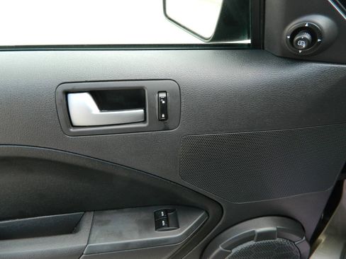 Used 2005 Ford Mustang GT Premium image 17