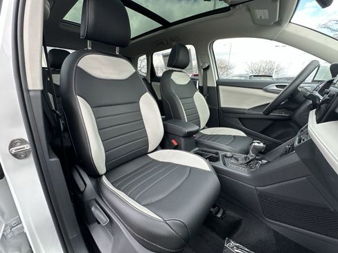 Used 2025 Volkswagen Taos SEL image 28