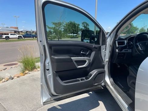 Used 2019 Nissan Titan PRO-4X w/ Pro-4x Convenience Package AWD/4WD image 11