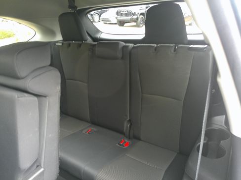 Used 2022 Toyota Highlander LE image 29