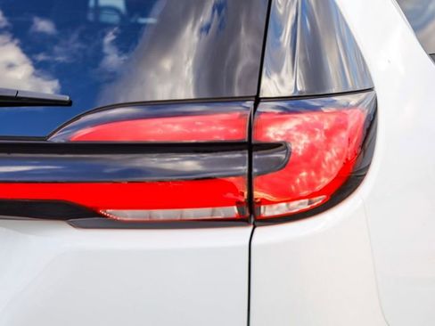 Certified 2024 Chrysler Pacifica Select image 10