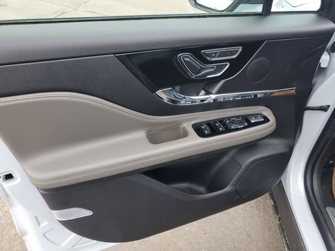 New 2026 Lincoln Corsair Premiere image 8