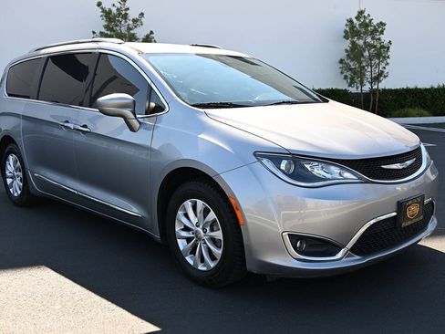 Used 2019 Chrysler Pacifica Touring-L FWD image 9