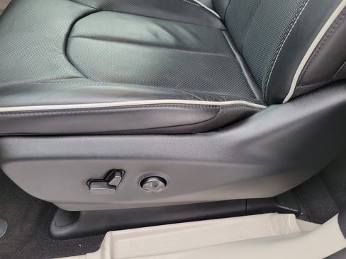 Used 2024 Chrysler Pacifica Limited w/ Trailer Tow Group image 9