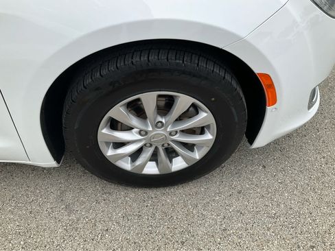 Used 2019 Chrysler Pacifica Touring Plus w/ Advanced Safetytec Group FWD image 25