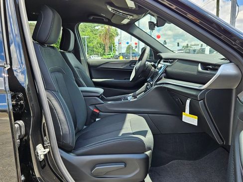New 2025 Jeep Grand Cherokee L Laredo w/ Luxury Tech Group I RWD image 15