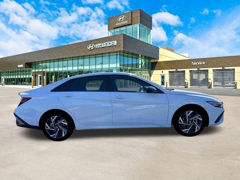 Used 2025 Hyundai Elantra Sport FWD image 11